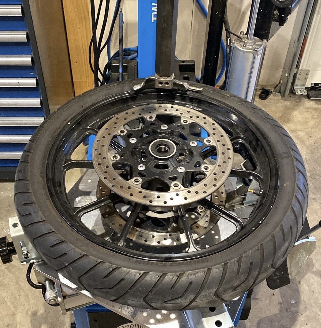 Hochwertiger Reifenservice für Zweiräder: Zuverlässiger Wechsel und Montage von Motorrad-, Roller- und Fahrradreifen. Experten für die perfekte Bereifung Ihres Zweirads. Termin vereinbaren!