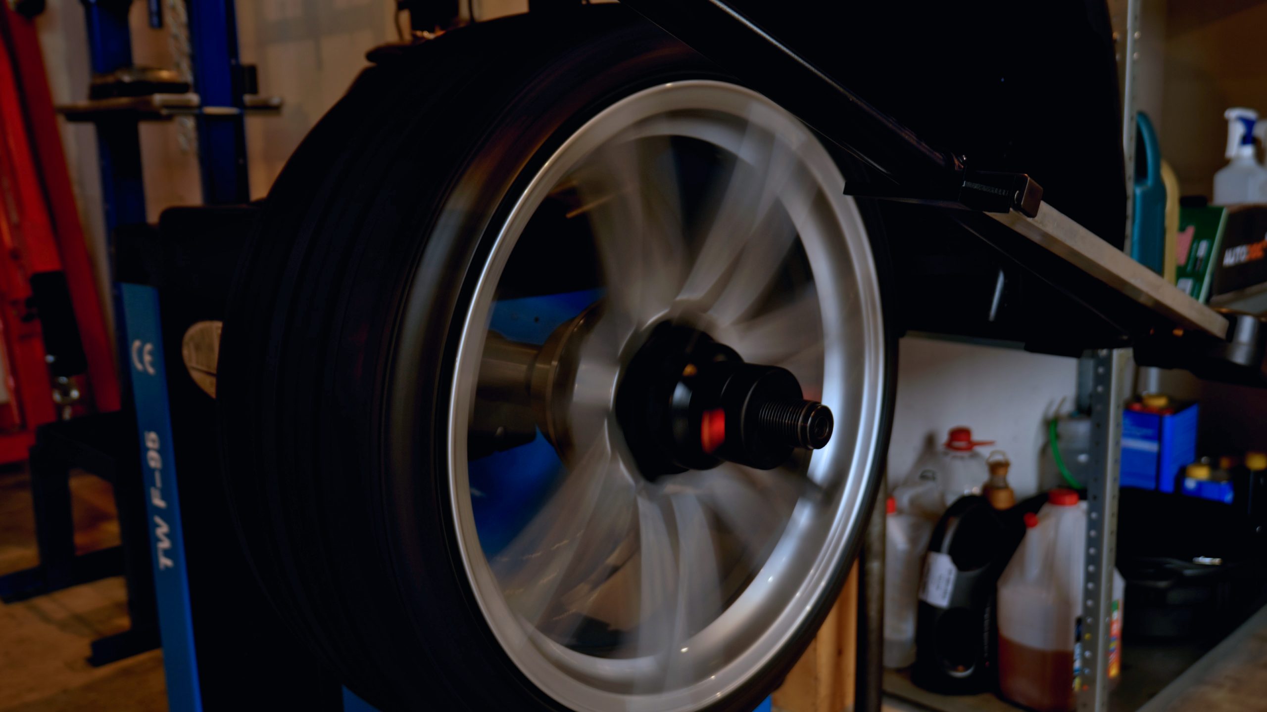 Präziser Auswuchtservice für ein ruhiges und sicheres Fahrerlebnis. Experten für die richtige Balance Ihrer Fahrzeugreifen. Vereinbaren Sie einen Termin für optimales Fahrverhalten und längere Reifenlebensdauer!