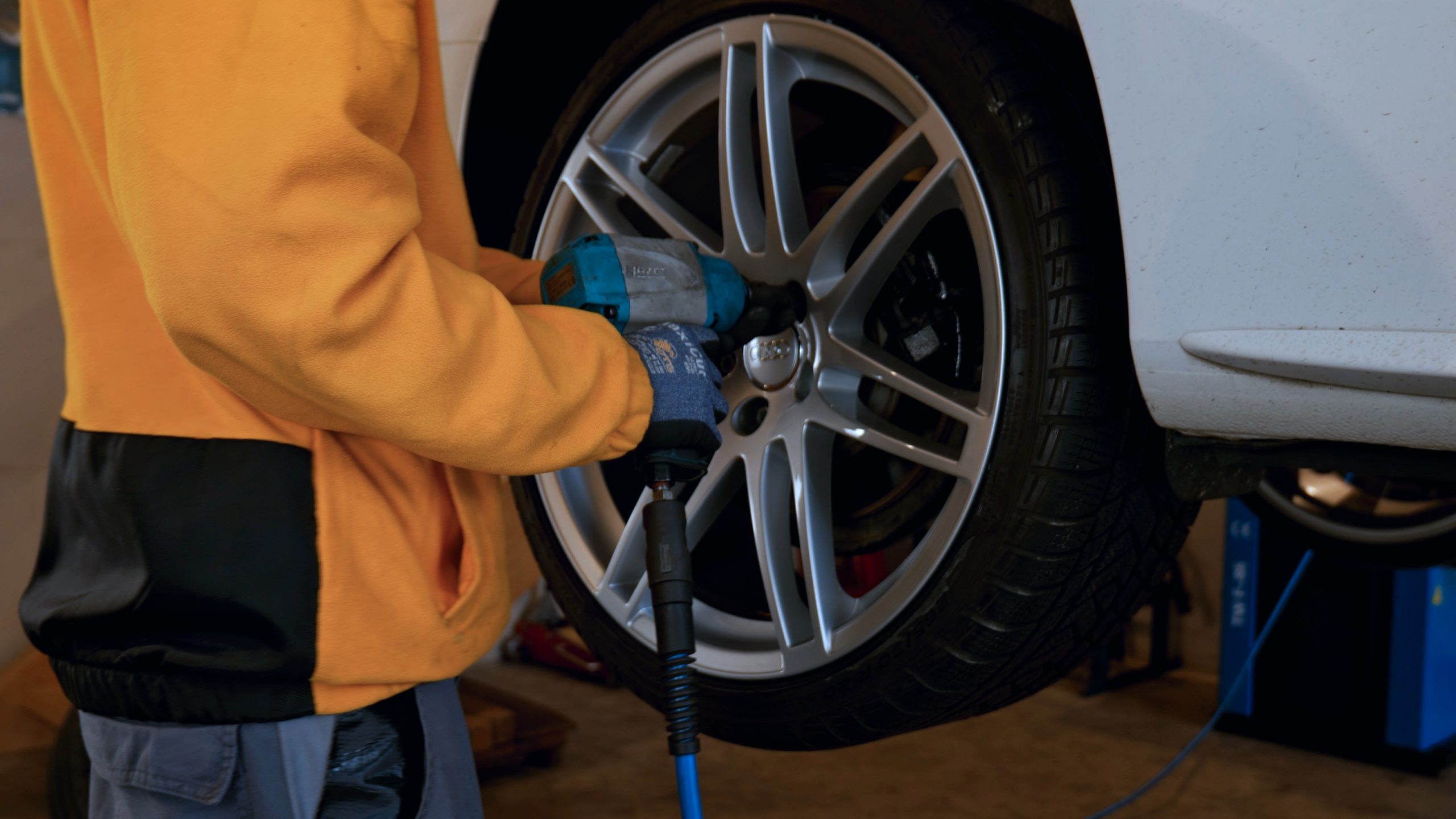 Professioneller saisonaler Räderwechsel für alle Fahrzeugtypen. Zuverlässiger Service für Sommer- und Winterreifen. Vereinbaren Sie Ihren Termin für eine sichere Fahrt in jeder Saison!