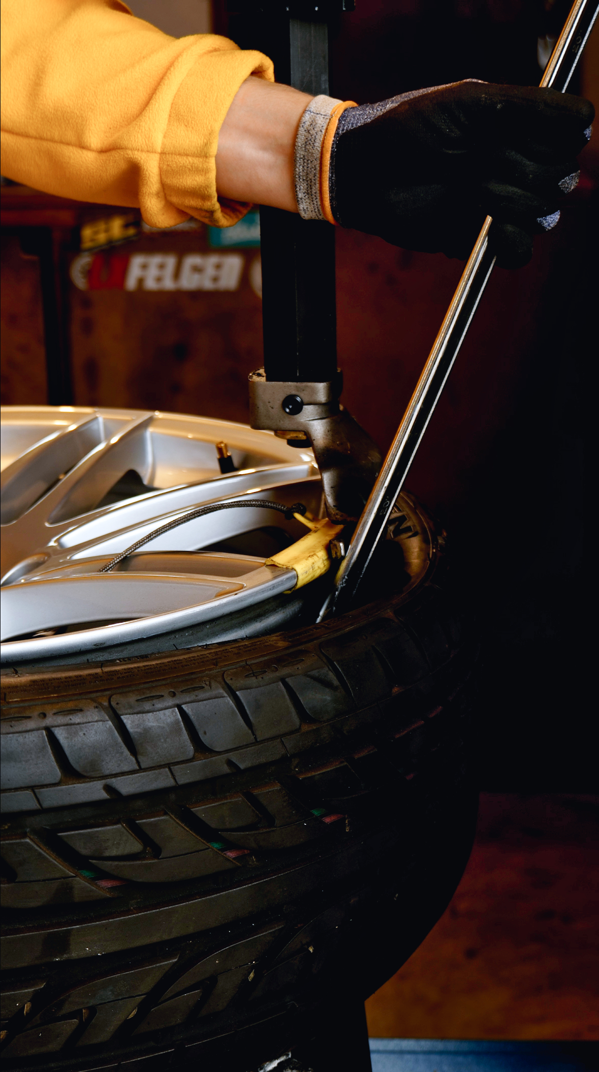 Professionelle Reifenmontage und -demontage für maximale Sicherheit. Zuverlässiger Service für den Wechsel Ihrer Autoreifen. Vereinbaren Sie noch heute einen Termin!